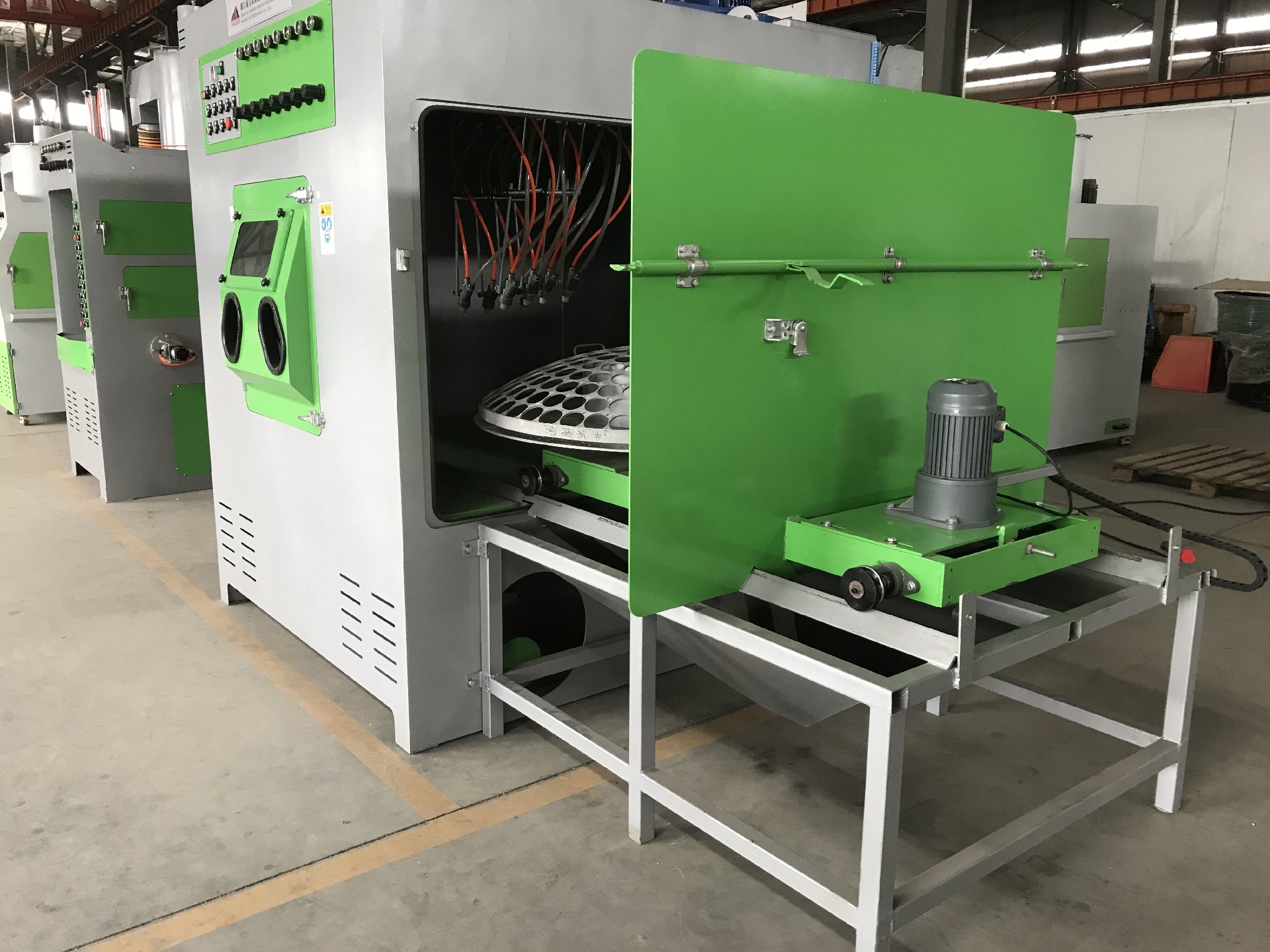 TB-SA2020-9A電動(dòng)轉(zhuǎn)臺(tái)自動(dòng)噴砂機(jī)-本設(shè)備原理：將工件安放在自動(dòng)臺(tái)車(chē)轉(zhuǎn)盤(pán)上，工件臺(tái)車(chē)由電機(jī)帶動(dòng)自動(dòng)往復(fù)運(yùn)行，轉(zhuǎn)盤(pán)由檔板外電機(jī)帶動(dòng)旋轉(zhuǎn)，即···