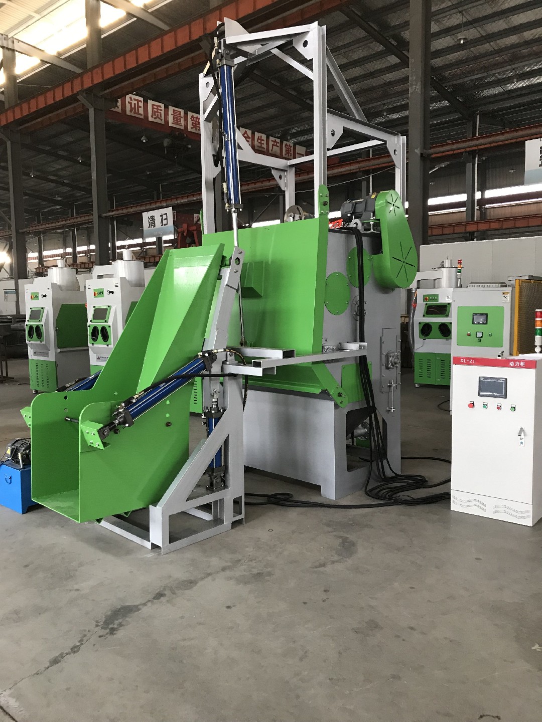 TB-SF300KG-6A自動(dòng)上下料履帶式自動(dòng)噴砂機(jī)，履帶液體自動(dòng)噴砂機(jī)，自動(dòng)液體噴砂機(jī)-此設(shè)備是針對(duì)（小零件類）工件而設(shè)計(jì)制作的專用噴砂機(jī)設(shè)備。原理是以壓縮空氣作為加速動(dòng)力，通過(guò)輸送氣管進(jìn)···