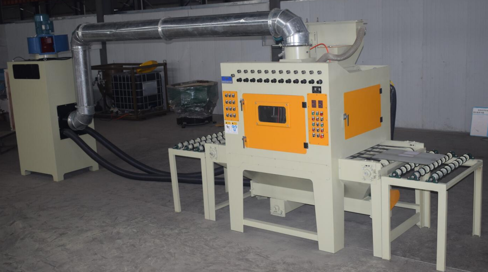 通過式自動(dòng)噴砂機(jī)，輸送帶自動(dòng)噴砂機(jī)-本機(jī)型是根據(jù)該產(chǎn)品而單獨(dú)設(shè)計(jì)的非標(biāo)準(zhǔn)機(jī)型，具有加工效率高，操作簡(jiǎn)單，節(jié)約能耗，環(huán)保無污染，噴砂加工后···