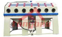 （非標(biāo)型）手動(dòng)液體噴砂機(jī)-噴砂設(shè)備特點(diǎn)： 騰博系列（非標(biāo)型）手動(dòng)液體噴砂機(jī)采用砂水混合磨料，使得加工工件表面更加細(xì)膩，同時(shí)減小了···